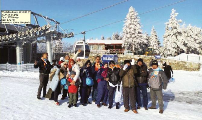 naik-cable-car-menuju-puncak-gunung-bersalju