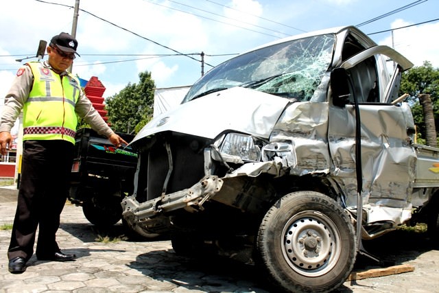 tabrak-truk-tangki-gran-max-oleng-picu-kecelakaan-beruntun