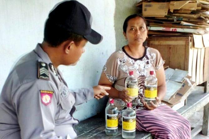 geledah-warung-sita-4-botol-minuman-keras