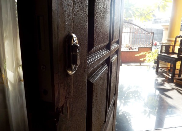 dipergoki-penghuni-kabur-dikejar-massa-luka-dilempar-mangkuk