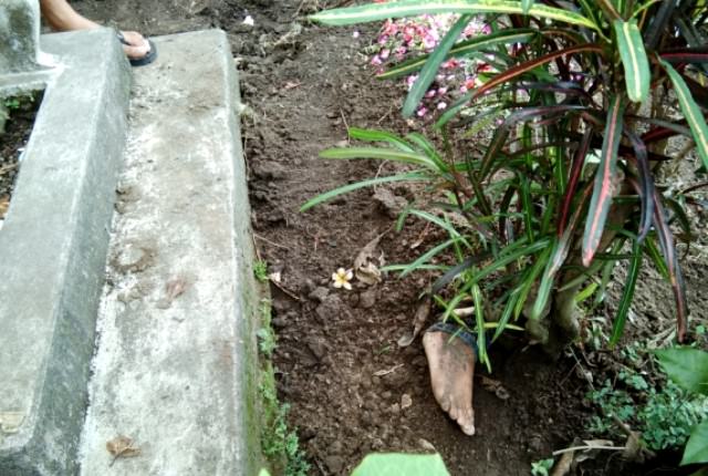 heboh-telapak-kaki-keluar-dari-makam