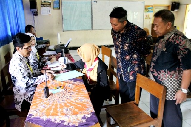 lulusan-smpmts-memilih-ambil-pin-di-sekolah-tujuan