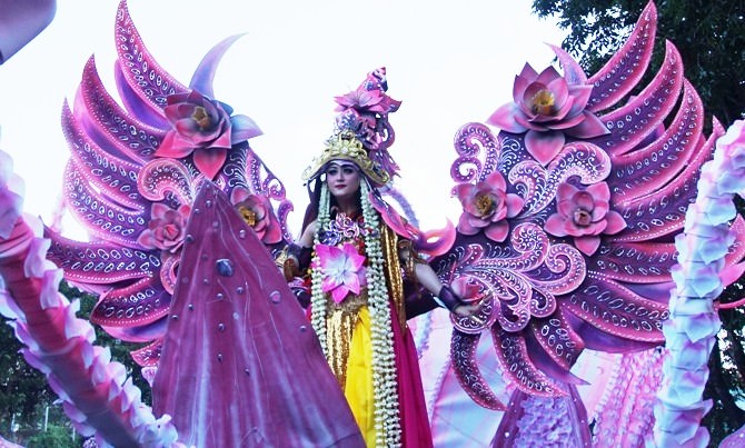 putri-lotus-seperti-di-danau-yang-penuh-gelembung-air