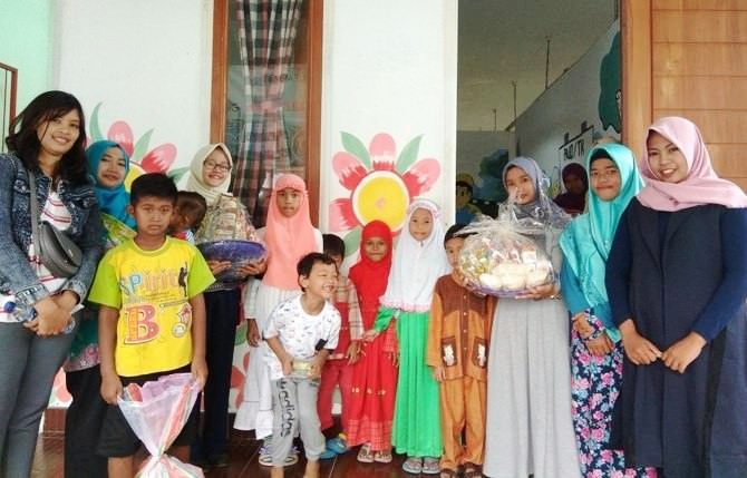 guru-dan-terapis-pengajar-anak-autis-dan-down-syndrom-di-sekolah-cii
