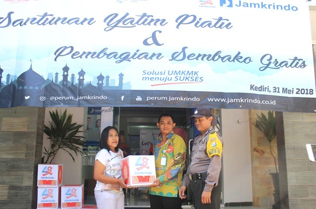 jamkrindo-kediri-bagikan-sembako-gratis-santuni-anak-yatim-piatu