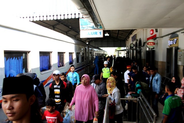 jelang-lebaran-penumpang-stasiun-meningkat