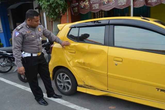 mau-dicuci-mobil-ditabrak-motor
