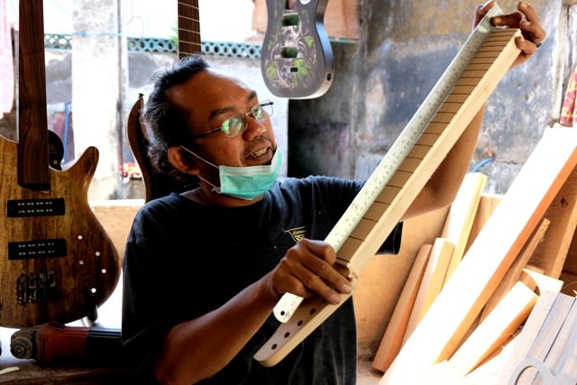 agung-hariono-luthier-kediri-yang-tonjolkan-corak-kayu-indonesia