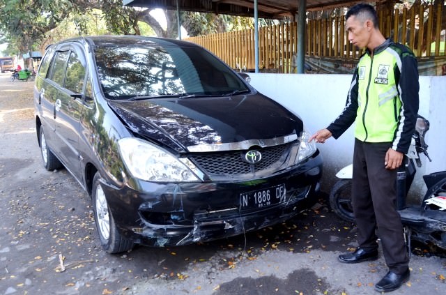 bruuaaak-mobil-tabrak-3-motor-dan-satu-becak