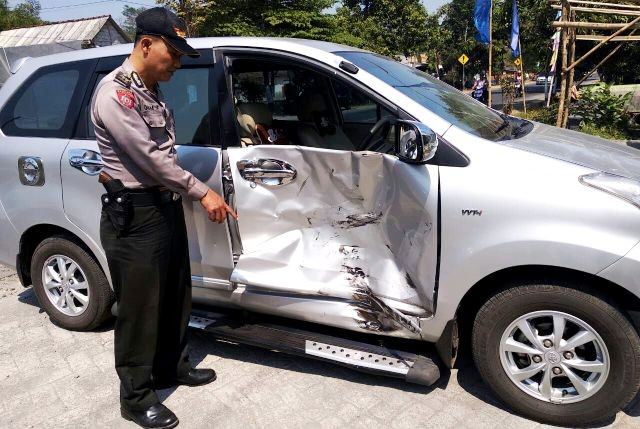 mundur-mobil-tertabrak-sepeda-motor