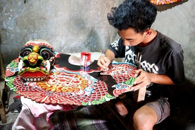 risqi-buana-putra-lulusan-smk-yang-piawai-bikin-barongan