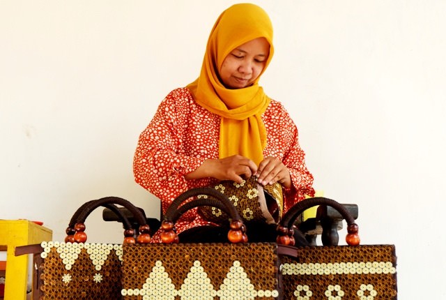 sri-asmorowati-perajin-tas-dan-dompet-dari-limbah-tempurung-kelapa