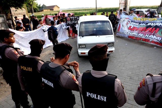 unjuk-rasa-warga-badas-protes-bebek-peking