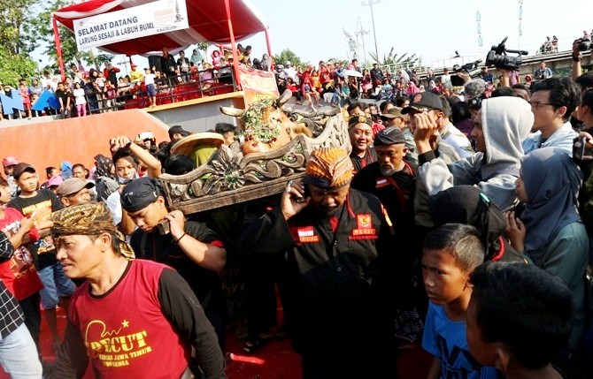 uri-uri-budaya-larung-sesaji