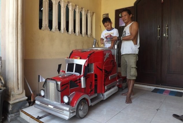 m-irfansyahroni-seniman-yang-bikin-miniatur-truk-berbahan-limbah
