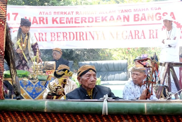 melihat-pagelaran-wayang-mbah-gandrung-ruwat-nagari