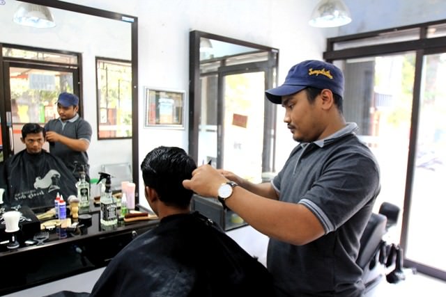 agung-firmansyah-anak-panti-asuhan-yang-bisnis-pangkas-rambut
