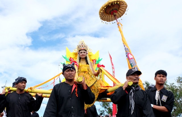 semarak-larung-sesaji-di-lereng-kelud
