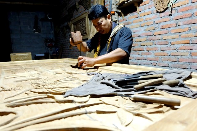 sugianto-penyandang-disabilitas-dengan-keterampilan-ukir-kayu