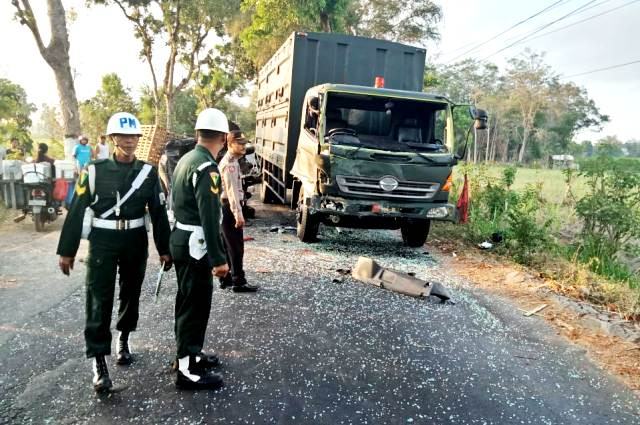 tabrak-truk-tni-sopir-pikap-tewas