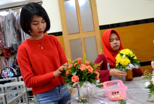 henggar-ernanda-dapat-ilmu-dari-perangkai-bunga-istana