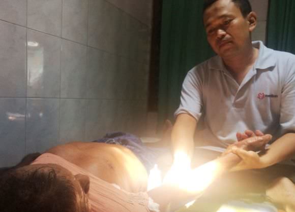 ketika-satu-keluarga-pertahankan-keahlian-pijat-sangkal-putung