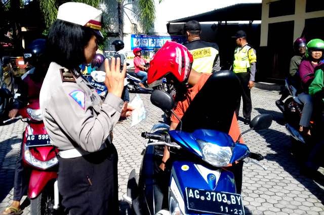 lewat-mapolsek-nekat-tak-pakai-helm