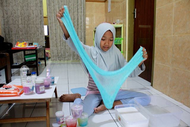 nabilah-rizky-amalia-pengusaha-cilik-penjual-slime