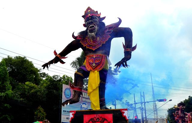 arak-belasan-ogoh-ogoh-di-pare