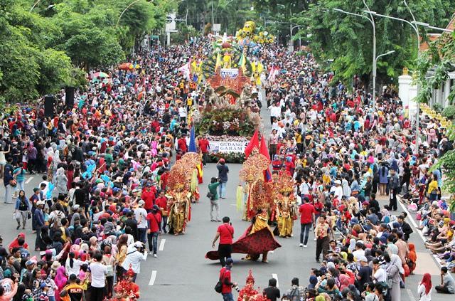penampilan-memukau-pt-gudang-garam-tbk-di-surabaya-vaganza