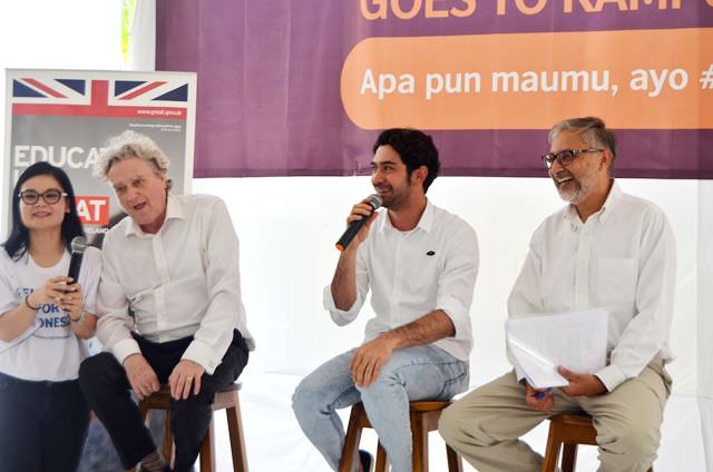 reza-rahardian-kampanye-di-kampung-inggris
