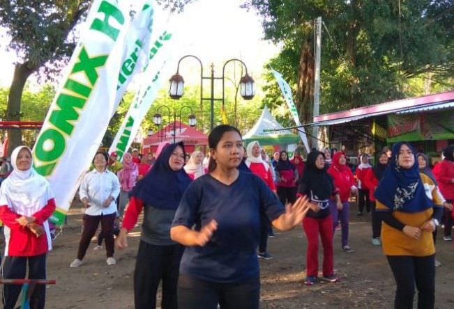 antusias-ikut-senam-sehat-bebas-batuk-komix-herbal