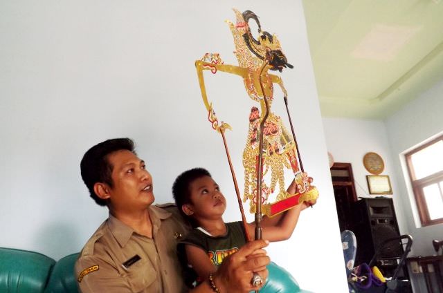fredy-eko-kepala-dusun-bulurejo-yang-juga-dalang-wayang-kulit
