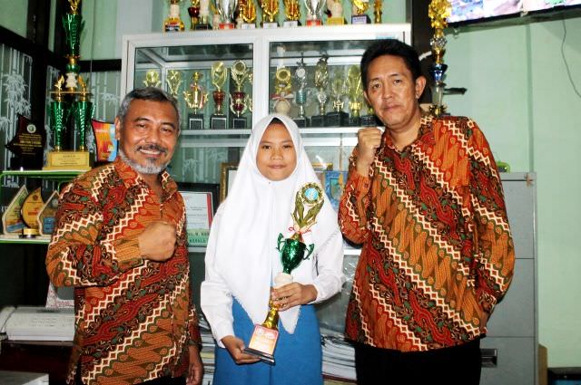 siswi-smk-pgri-2-kota-kediri-raih-juara-2-news-reading-provinsi-jatim