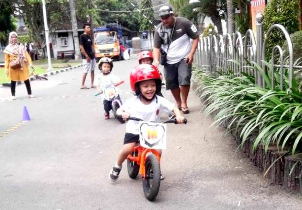 adu-balap-balita-dalam-funrace-pushbike-di-balai-kota-kediri