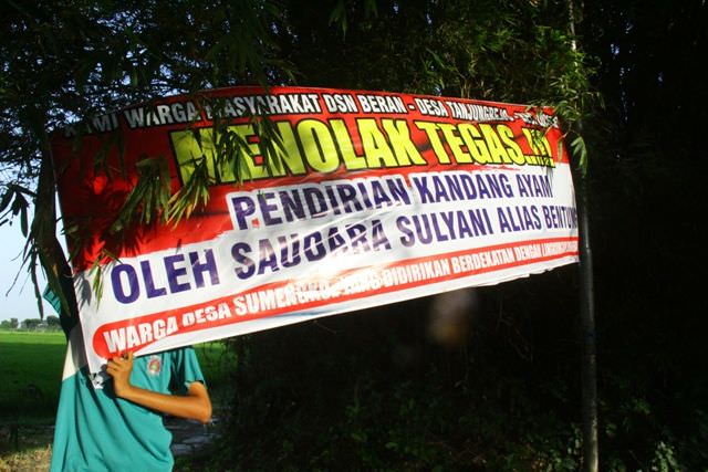 bentangkan-spanduk-warga-tolak-pembangunan-kandang-ayam