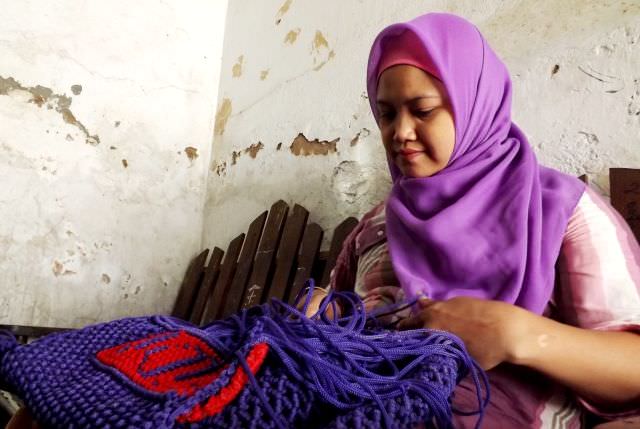 dewi-khusnul-mufida-perajin-tas-rajut-yang-juga-seorang-disabilitas