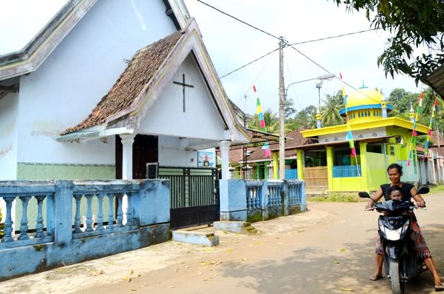 di-dusun-slumbung-masjid-dan-gereja-berdampingan