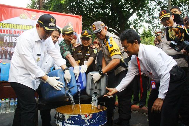 forkopimda-musnahkan-ribuan-liter-arak-jawa