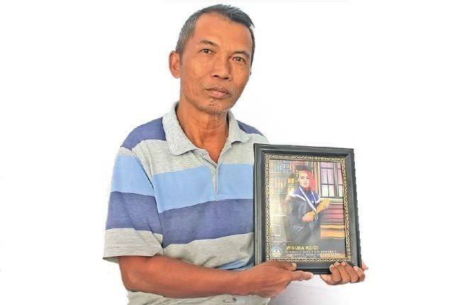 kisah-juned-penjual-pentol-yang-kuliahkan-anaknya-hingga-s2