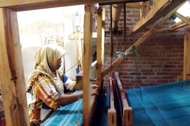 ramadan-omzet-kain-tenun-ikat-kediri-naik-40-persen