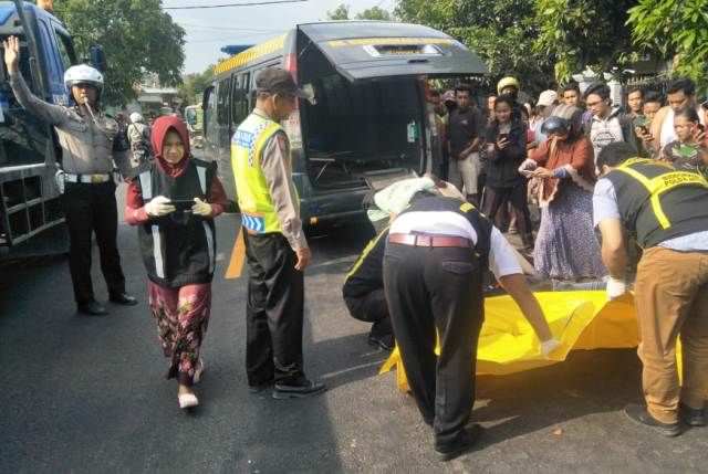 senggol-xenia-terseret-fuso-pengendara-motor-tewas