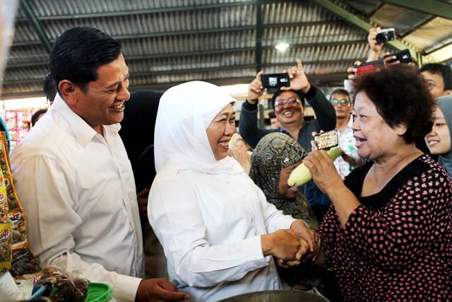 sidak-pasar-khofifah-temui-pedagang-yang-enggan-jual-bawang