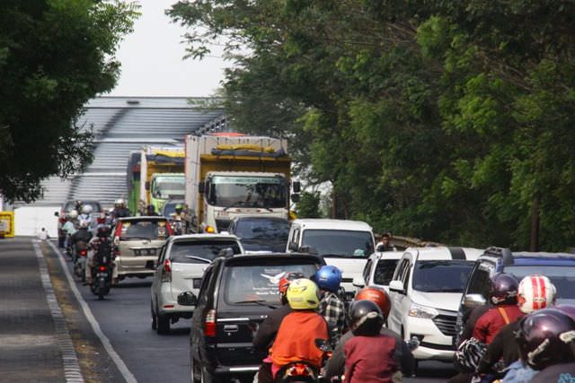 akhir-pekan-perempatan-mengkreng-macet