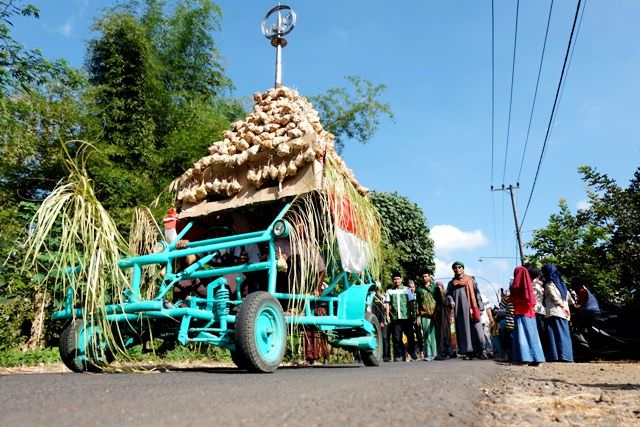 kirab-lalu-berebut-ribuan-kupat-di-wisata-sor-pring-ngadi