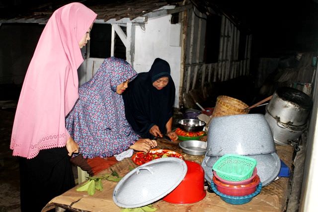 setiap-ramadan-warga-kandangan-bikin-acara-sahur-bareng-2habis