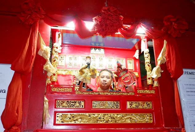 tok-hok-lay-generasi-ketiga-yang-eksis-lestarikan-wayang-potehi