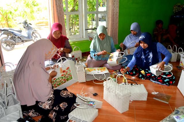 ibu-ibu-karang-taruna-produktif-bikin-tas-rajut-di-desa-jarak