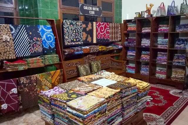 kian-keren-dengan-batik-esri
