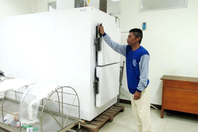 kisah-dairul-bertugas-memulasara-jenazah-di-kamar-mayat-rsud-gambiran